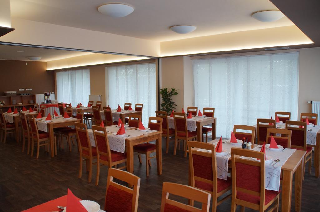 Hotel Krystal Hodonín Exteriör bild