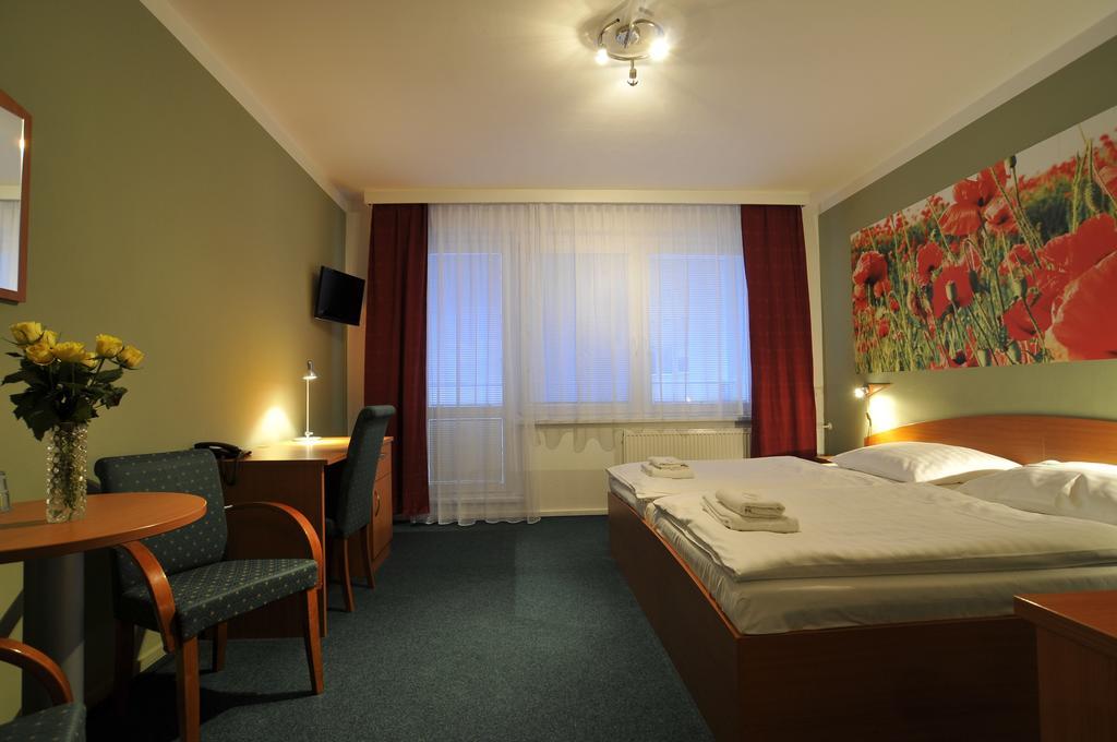 Hotel Krystal Hodonín Exteriör bild